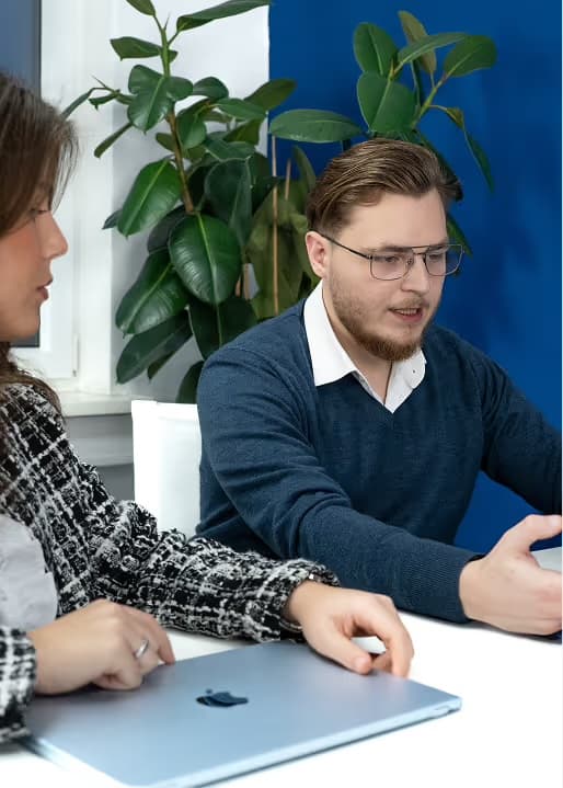 Zwei Kollegen im Gespräch am Besprechungstisch