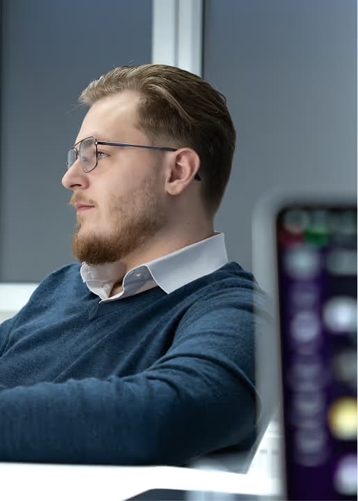 Ein Kollege hört im Meeting aufmerksam zu